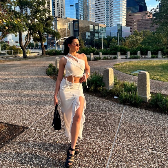 Chic White Set Skirt + Top - Picture 1 of 6